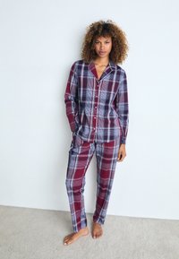 Triumph BOYFRIEND CHECKS - Pyžamová sada - red dark combination