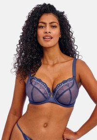 Navy blauwe doorschijnende bh met een kantafwerking, onderdraden ondersteuning en decoratieve stiksels. Heeft een klein strikje in het midden.