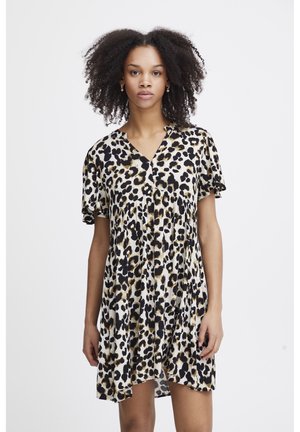 Kortärmad leopardmönstrad klänning i beige, svart och brun. Har en V-ringning och veckad design, tillverkad av lättviktsmaterial.