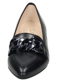 Schwarzer Lederloafer mit spitzem Zeh, versehen mit einem dicken schwarzen Kettenakzent über dem Vorderfuß. Glatte Textur und gepolsterte Innensohle sind sichtbar.
