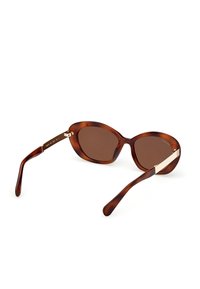Hnědé kočičí sluneční brýle ve stylu tortoiseshell, s hnědými čočkami a zlatými akcenty na stranách. Elegantní, zakulacený tvar.