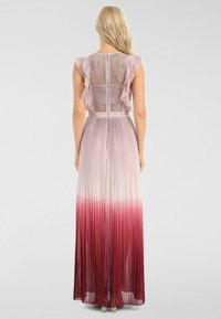 Maxikleid mit einem transparenten, rüschierten Rücken, plissiertem Oberteil und einem Ombre-Gradienten von hellrosa bis dunkelrot. Glatte Textur und fließendes Design.
