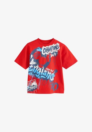 Tricou roșu cu mânecă scurtă cu text în stil graffiti albastru și alb, incluzând cuvintele „England”, „Champions”, „Striker” și o grafică cu o minge de fotbal și poartă.