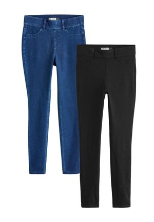 Zwei Paar Slim-Fit-Leggings, eines in blauem Denim und eines in einfarbigem Schwarz, beide mit Gürtelschlaufen und Vordertaschen.