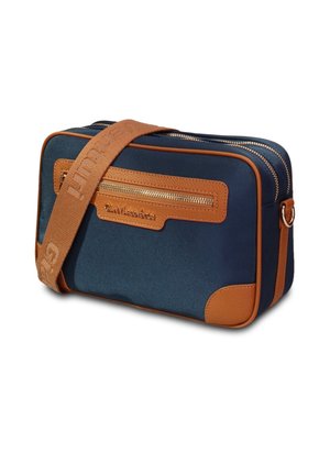 Sac bandoulière rectangulaire en tissu bleu marine avec garniture en cuir marron, poche zippée à l'avant et large bandoulière marron réglable.