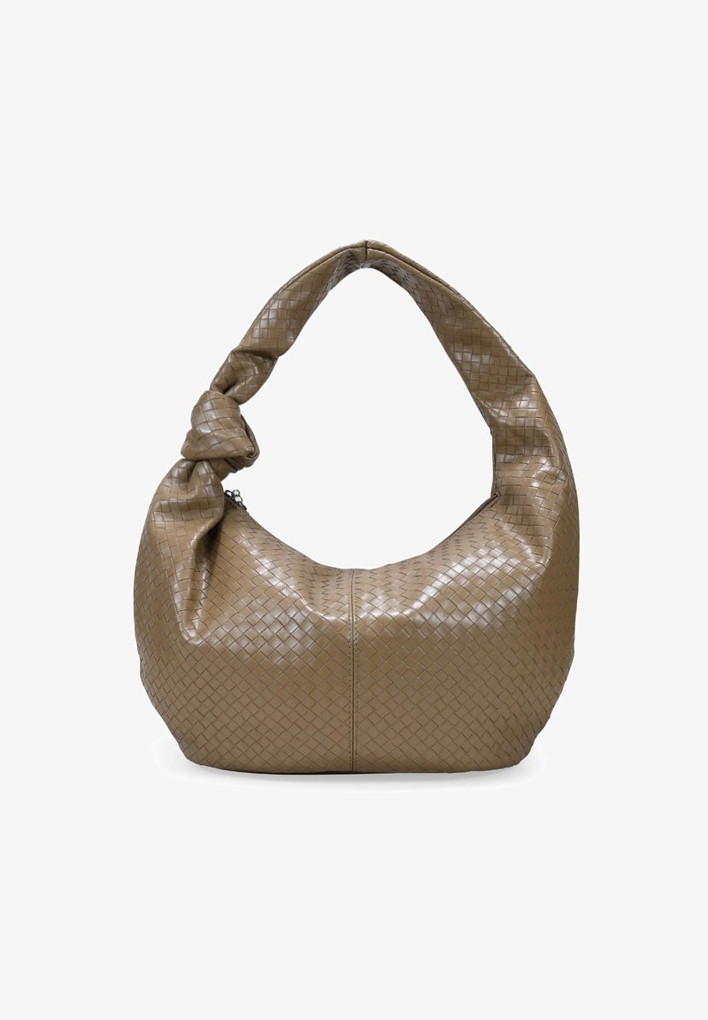 Bolso hobo de cuero trenzado en taupe. Cuenta con un asa anudada y una textura suave, ligeramente brillante. Forma suave y redondeada con una base estructurada.