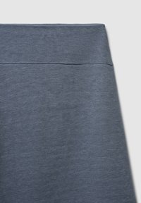 Dunkelgrauer, dehnbarer Stoff mit glatter Textur; besteht aus einem enganliegenden Bund und minimalistischer Gestaltung; keine Muster oder sichtbaren Materialien.