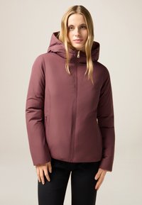 Bordeauxrote isolierte Jacke mit Kapuze, mit Reißverschluss vorne und schrägen Seitentaschen. Glatte Textur und figurbetontes Design.