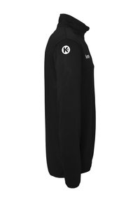 Sort fleecejakke med høj krave, sidesømmer og hvidt logo på venstre skulder. Glat tekstur, tætsiddende design, ingen synlige lommer.