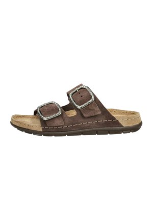 Sandalia abierta de ante marrón con dos hebillas plateadas ajustables y una plantilla acolchada color canela sobre una suela de goma negra.