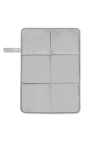 Tappetino grigio imbottito con un design trapuntato, composto da sei sezioni e un bordo verde chiaro. Include una maniglia laterale per facilitarne il trasporto.