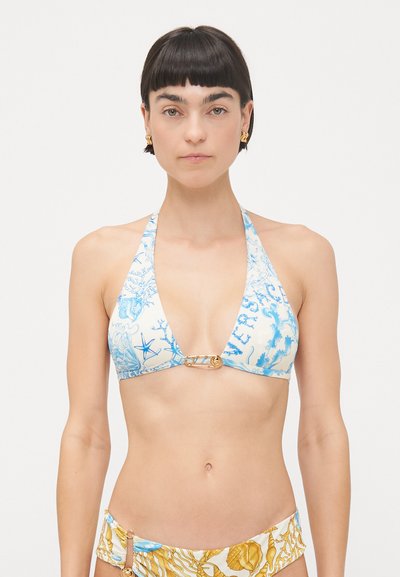 Blå og hvid bikini top med halterneck-design, prydet med en guldfarvet detalje i midten og coralfarvet motivprint på stoffet.