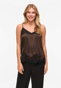 Caraco en satin brun avec bordure en dentelle noire le long de l'encolure et de l'ourlet. Comprend des bretelles spaghetti ajustables et une coupe ample.