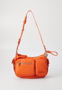 Pomarańczowa nylonowa torba na ramię z zamykaną na zamek kieszenią i dwoma przednimi przegródkami. Posiada węzełkowy pasek oraz akcenty sprzętowe.