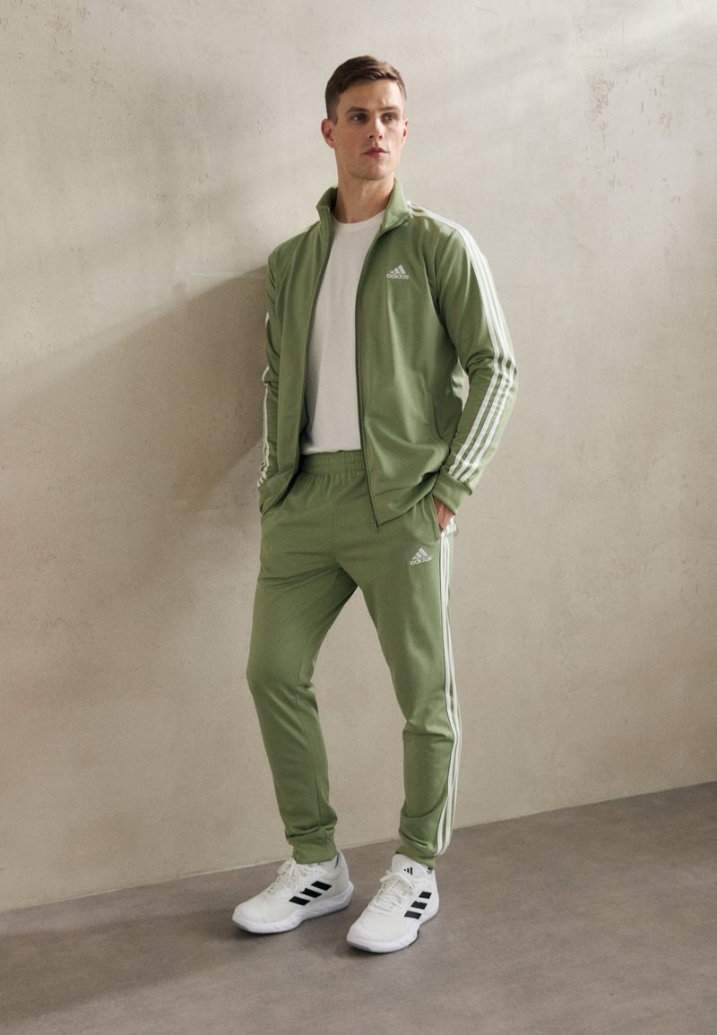 adidas Sportswear WEAR BASIC SET - Trenirka - tent green/off white