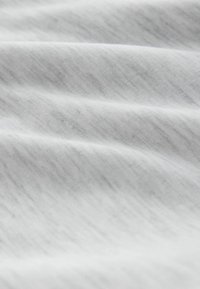 Pehme valge kangas peente horisontaalsete hallide triipudega ja õrna voltidega, mis loovad tekstuurse pinna.