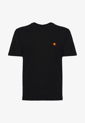 T-shirt noir à manches courtes et col rond avec un petit logo en forme de demi-cercle orange et rouge sur le côté gauche de la poitrine.
