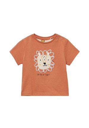 Roodkleurig T-shirt met korte mouwen, voorzien van een leeuw graphic met witte borduring en de tekst "KUN JE 'ROAR' ZEGGEN?" eronder. Zacht katoenen materiaal.