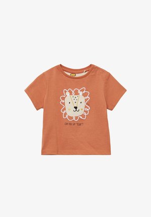 Roodkleurig T-shirt met korte mouwen, voorzien van een leeuw graphic met witte borduring en de tekst "KUN JE 'ROAR' ZEGGEN?" eronder. Zacht katoenen materiaal.