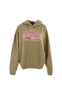 Olijfgroene hoodie met een buidelzak, trekkoord capuchon en een roze logo graphic, met ribgebreide manchetten en zoom. Zachte katoenen mix.