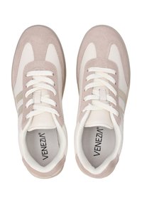 Lichte sneakers in beige en wit leer, met suède accenten, gestructureerde veters en een gevoerde binnenkant met zichtbaar merklogo.