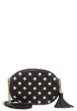 Schwarze ovale Umhängetasche mit goldenen Sonnenstrahl-Nieten, goldener Kettenriemen und schwarzer Quasten-Detailaufnahme auf weißem Hintergrund.