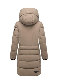 Beige lang, polstret vinterjakke med hætte, quilted design og sorte manchetter, vist fra ryggen på en hvid baggrund.