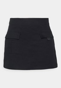 Jupe noire en tissu avec deux poches plaquées à l'avant, une texture lisse et une fermeture éclair à l'arrière. Design simple à coupe droite.