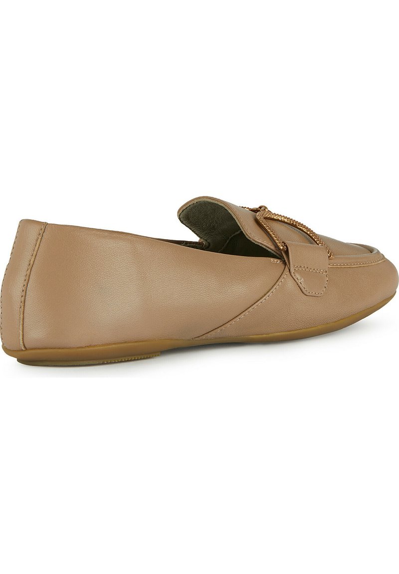 Lichtbruine leren loafers met een ronde neus, decoratieve band en goudkleurige hardware, met een platte rubberen zool en een gladde textuur.