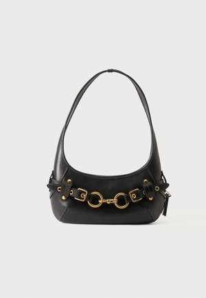 Schwarze Leder-Schultertasche mit goldfarbenem Horsebit-Detail und Schnallenriemen vorne, mit einem einzelnen Riemen und Reißverschluss.