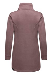 Långärmad tröja med hög krage i mauve med ribbad textur; har sidoseam, en något rundad nederkant och logodetalj vid nederkanten.