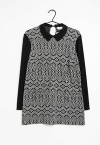 Svart och vit klänning med ett texturerat geometriskt mönster, korta ärmar och en krage. Slätt tyg med en definierad form och en nyckelhålsspärr på bak sidan.