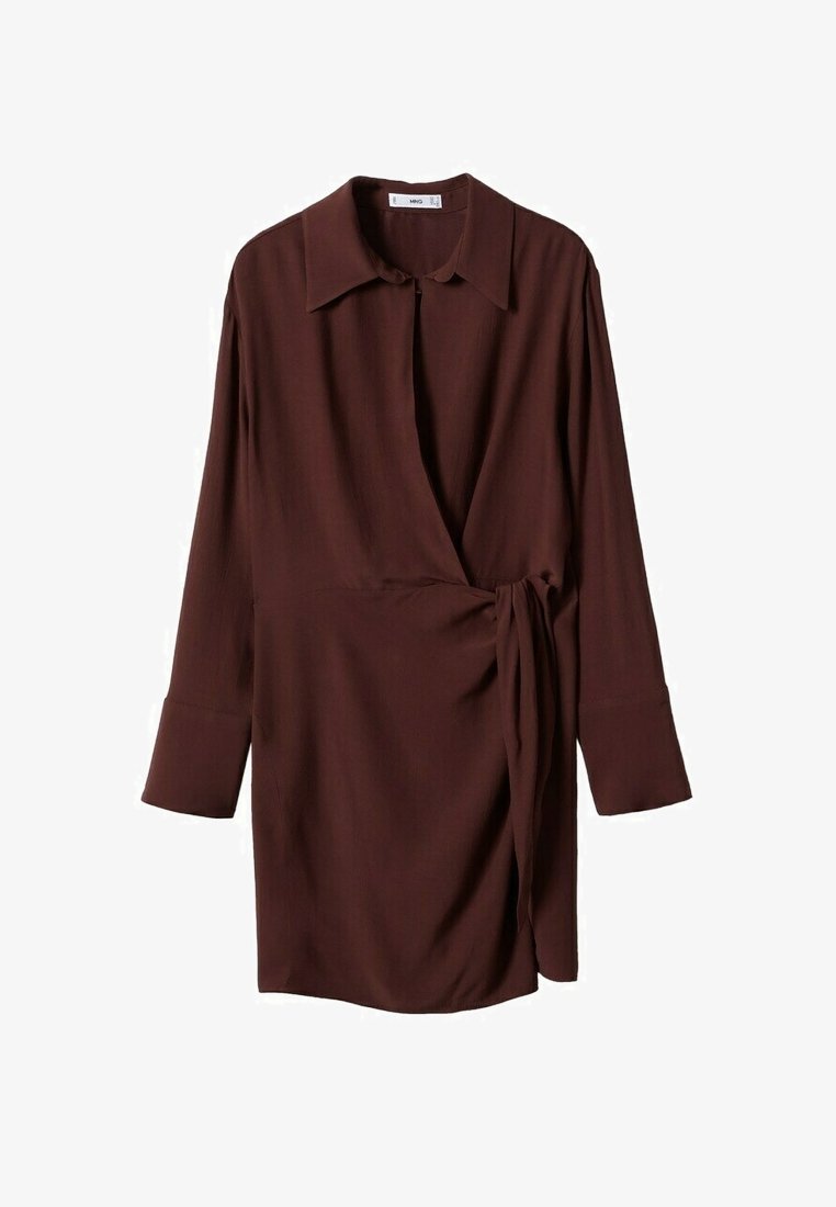 Ruskea kietaisumekko, joka on valmistettu sileästä kankaasta. Mekossa on klassinen kaulus, pitkät hihat ja sidottu vyötäröyksityiskohta. Yksinkertainen, suora muotoilu.