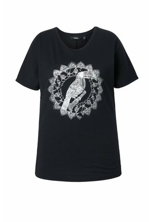 Schwarzes T-Shirt mit kurzen Ärmeln und einer detaillierten weißen Linienzeichnung eines Tukans, der auf einem Ast sitzt, umgeben von einem dekorativen floralem Kreisdesign.