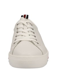 Sneaker in pelle bianca con punta tonda, occhielli argentati, lacci piatti, suola in gomma testurizzata e una linguetta multicolore a strisce sul tallone.
