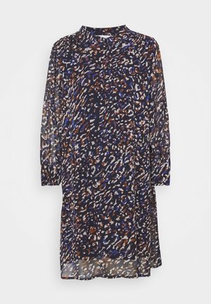 Robe longue aux manches longues, longueur genou, avec imprimé léopard abstrait en bleu marine, marron, blanc et bleu, et poignets froncés.