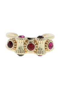 Gouden ring met rode en roze edelstenen in een decoratieve, verhoogde zetting met parelachtige accenten en een gladde, gepolijste afwerking.