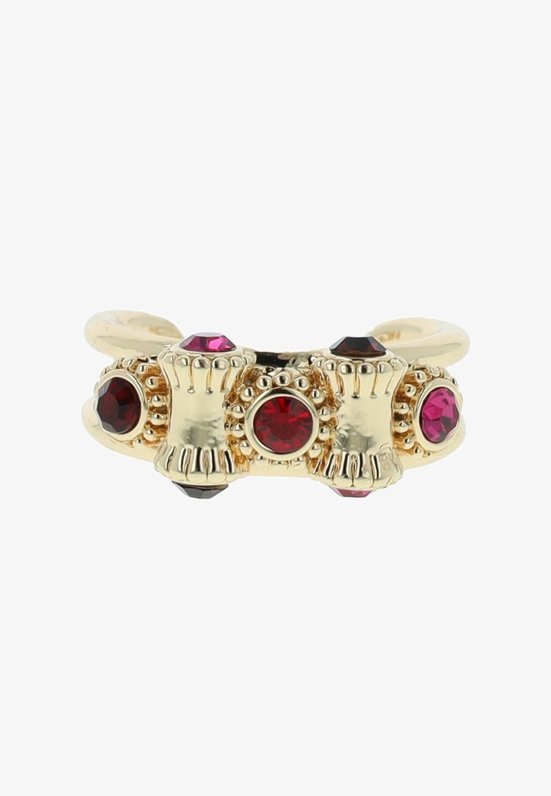 Gouden ring met rode en roze edelstenen in een decoratieve, verhoogde zetting met parelachtige accenten en een gladde, gepolijste afwerking.