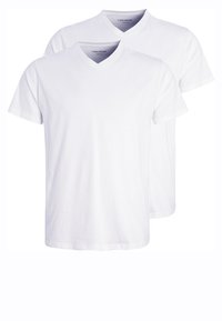 Twee witte v-hals t-shirts van katoen, met korte mouwen en een eenvoudig ontwerp zonder patronen of accenten.
