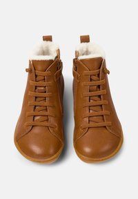 Botas de tobillo de cuero marrón con forro de piel sintética, cierre de cordones en la parte delantera, cremallera lateral, puntera redondeada y suela de goma. Textura suave con detalles mínimos.
