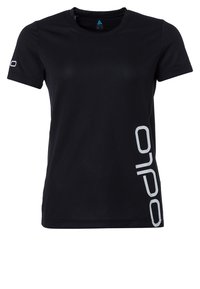 Schwarzes kurzärmeliges T-Shirt aus glattem Stoff mit weißem Logo, das vertikal an der linken Seite verläuft, und rundem Ausschnitt.