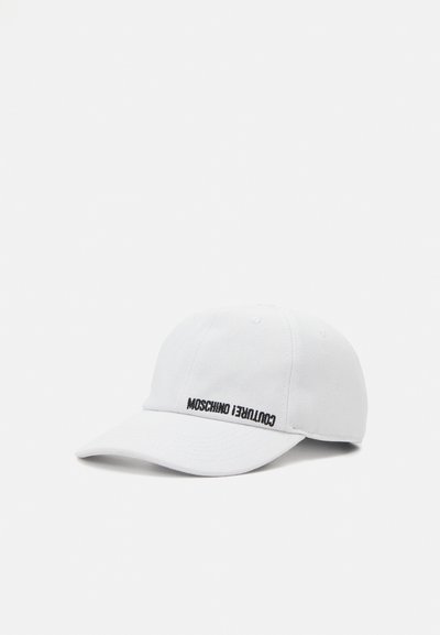 Căciulă albă din bumbac cu bărbie curbată, având text brodat în negru care spune "Moschino" și "Couture" pe partea din față.