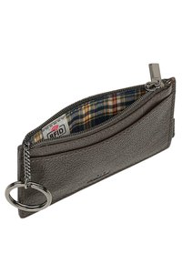 Billetera bloqueadora de RFID en cuero texturizado gris. Cuenta con un cierre con cremallera, forro de cuadros y una cadena con un anillo para llaves.