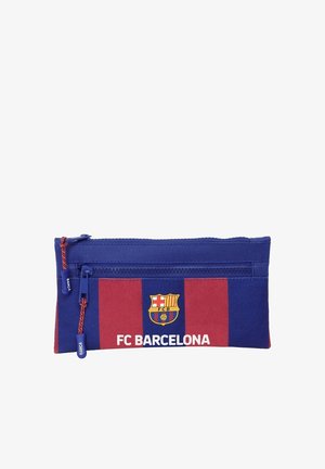 Piórnik FC Barcelona w niebiesko-czerwonym materiale. Posiada zamek błyskawiczny, logo drużyny oraz biały nadrukowany tekst "FC BARCELONA" z przodu.