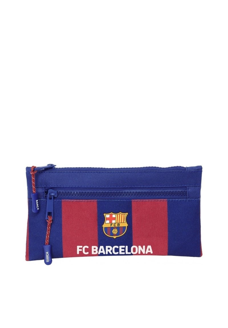 Piórnik FC Barcelona w niebiesko-czerwonym materiale. Posiada zamek błyskawiczny, logo drużyny oraz biały nadrukowany tekst "FC BARCELONA" z przodu.