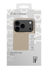 Funda de silicona beige para iPhone 17 Pro Max con bordes redondeados y textura mate. Incluye detalles de protección en el embalaje.