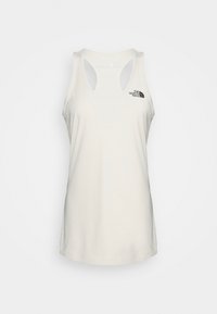 Bílý top bez rukávů vyrobený z lehkého materiálu. Má kulatý výstřih, design Racerback a malé černé logo na levé straně.