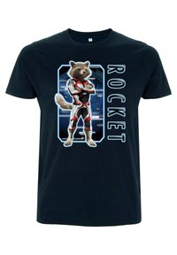 Czarny t-shirt z wizerunkiem szopa w czerwono-białym kostiumie superbohatera, z napisem "ROCKET" obok graficznego tła.