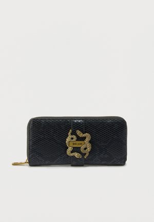 Zwarte textuurportemonnee met gouden ritssluiting en centraal gouden slangenontwerp rondom een "Just Cavalli" logo badge.
