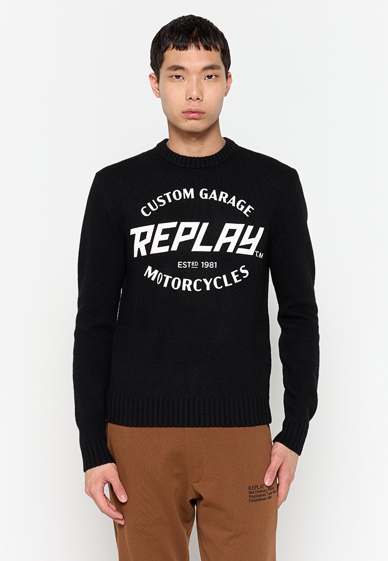 Schwarzer Strickpullover mit Rundhalsausschnitt und auffälligem weißen Text, der "REPLAY MOTORCYCLES" über der Brust zeigt.